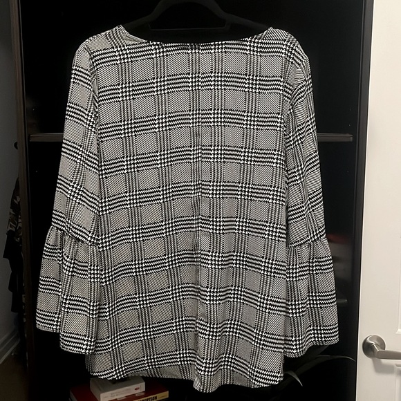 Apt 9, women’s blouse with partial zip up and wide cuffs - Picture 4 of 4